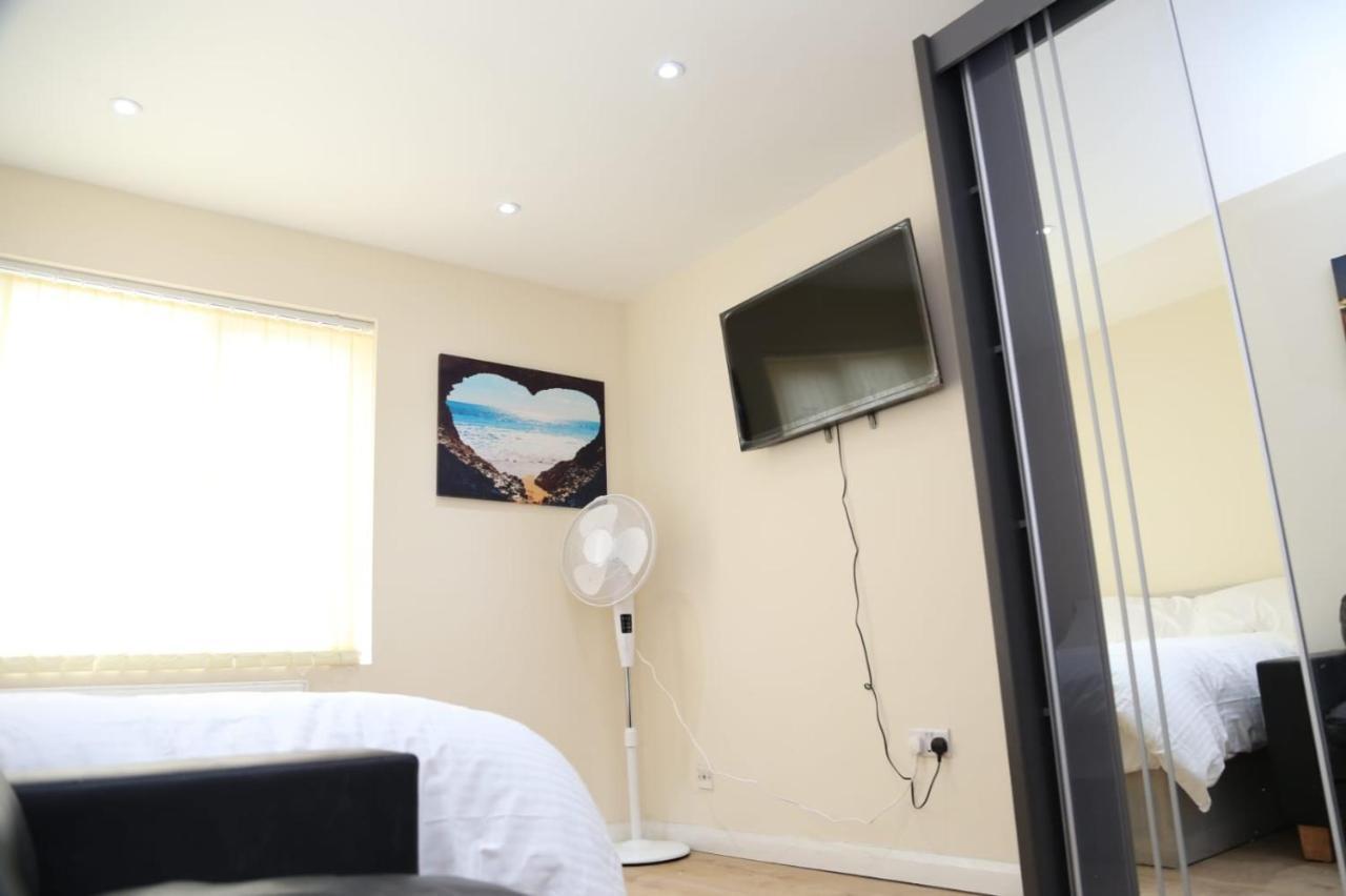A A Guest Rooms Thamesmead Erith Екстер'єр фото